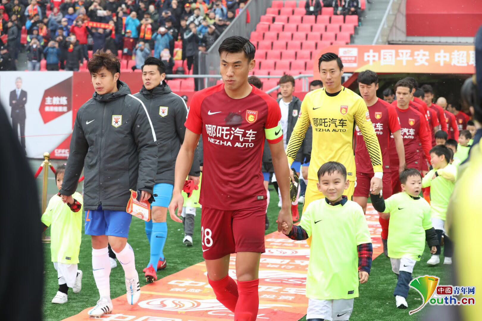 AC米兰1-0登顶意甲！38岁名将却抢走风头，带队12场不败紧追榜首（AC米兰1-0小胜登上榜首，38岁老将抢镜，率队豪取12场不败）