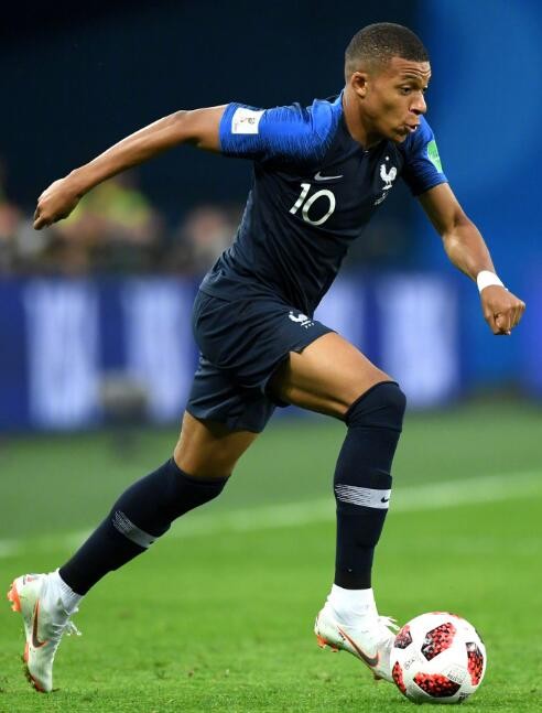 中超赛场争议判罚：VAR判罚引发讨论,（中超判罚风波：VAR介入再度引发热议）