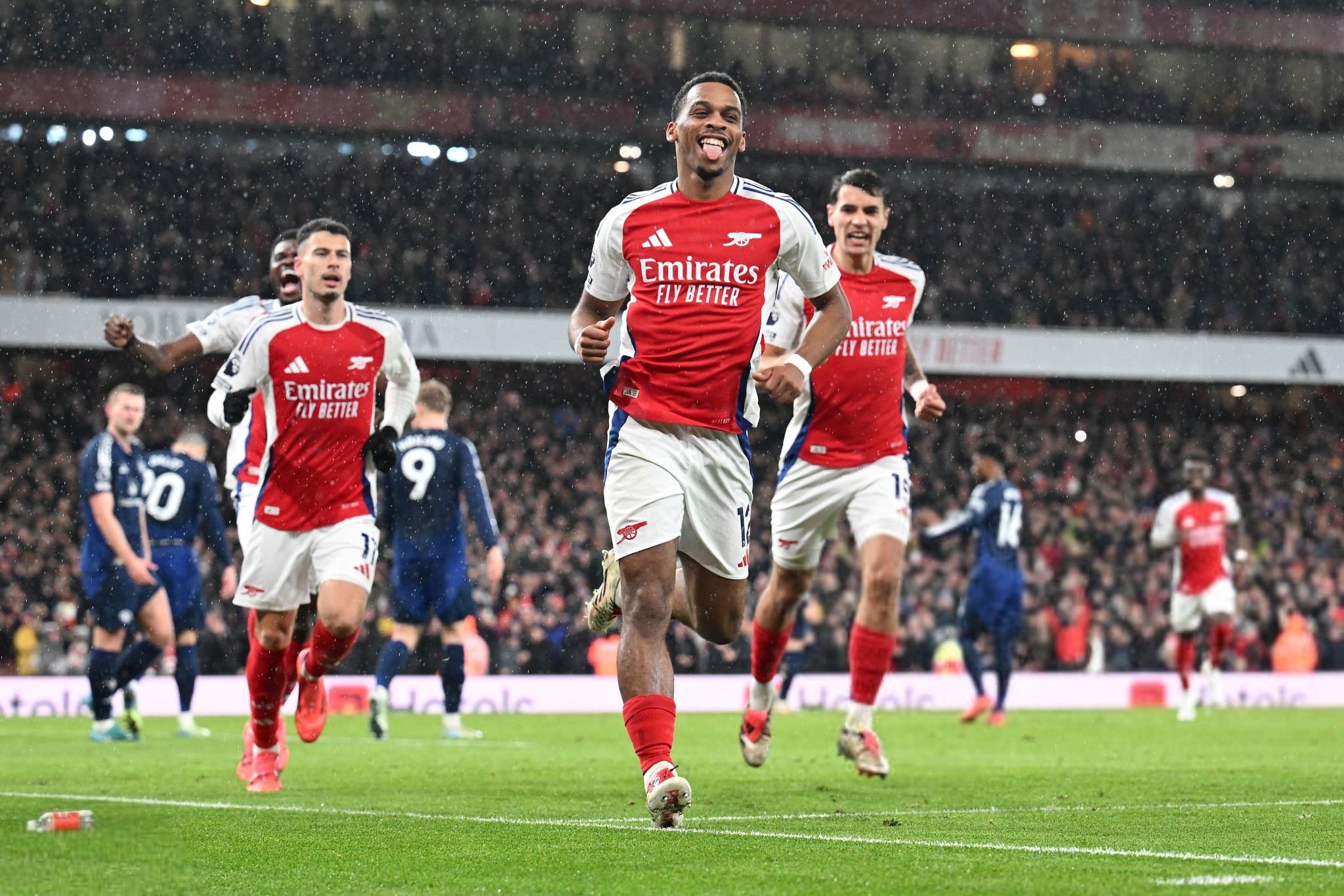 曼联拉什福德末段绝杀狼队（拉什福德终场前绝杀，曼联力克狼队）