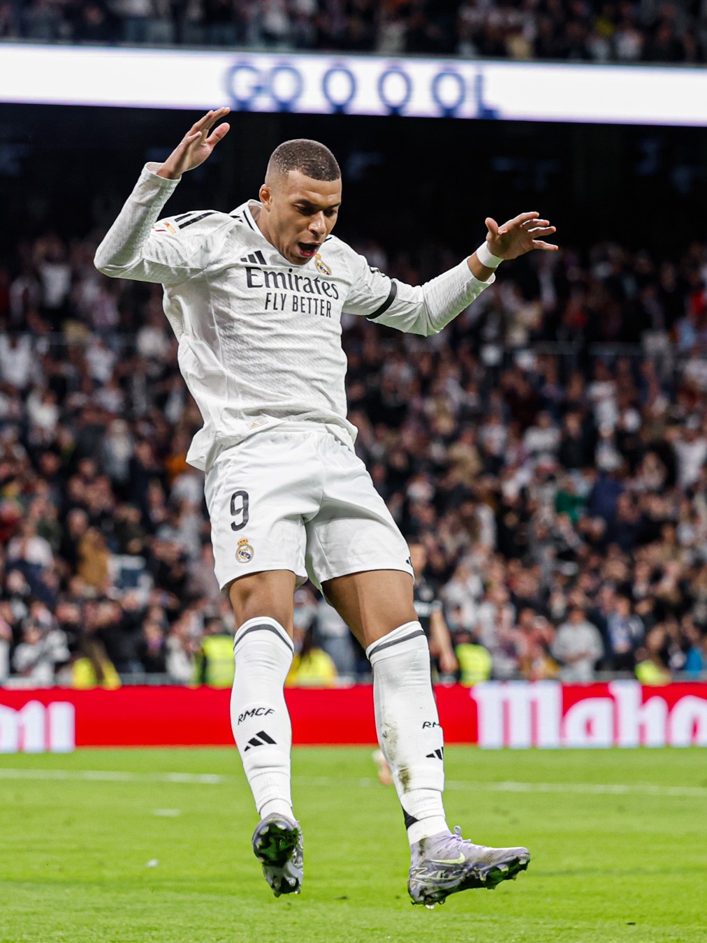 亚马尔送制胜助攻后染黄，无缘下一轮对阵布拉格斯拉维亚的欧冠（亚马尔制胜助攻后染黄，欧冠下轮缺席战布拉格斯拉维亚）