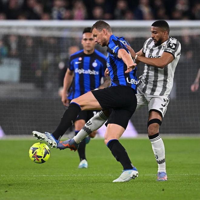 亚冠赛后国安球迷对老将王刚高喊：电梯战神，王刚牛X（亚冠赛后，国安球迷齐声为老将王刚呐喊：电梯战神，太强了）