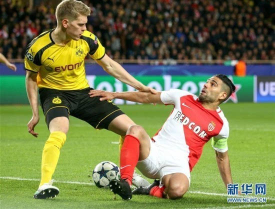 巴萨半场0-1落后法兰克福（半场战罢，巴萨0-1暂时落后法兰克福）